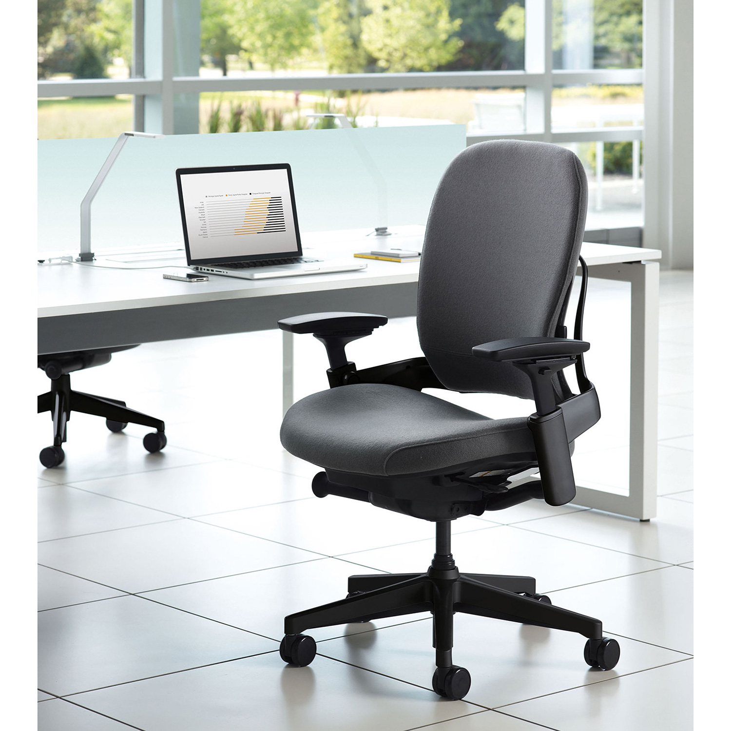 Steelcase LEAP V2 Bürostuhl BLACK EDITION mit Armlehnen und Wollbezug FAME