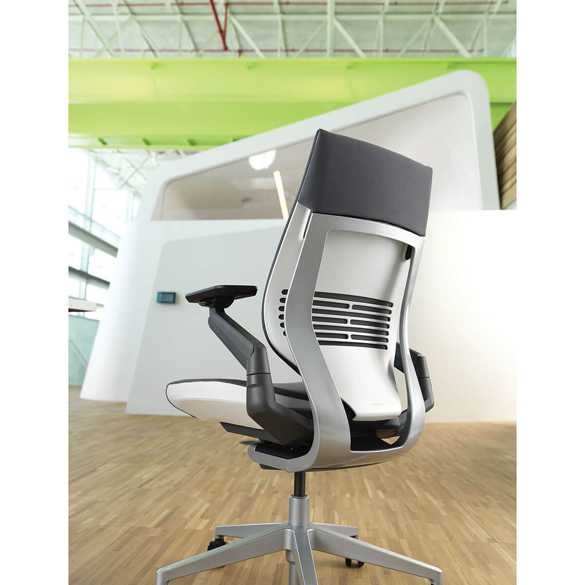 Steelcase GESTURE Arbeitsstuhl mit Kopfstütze und Stofftop