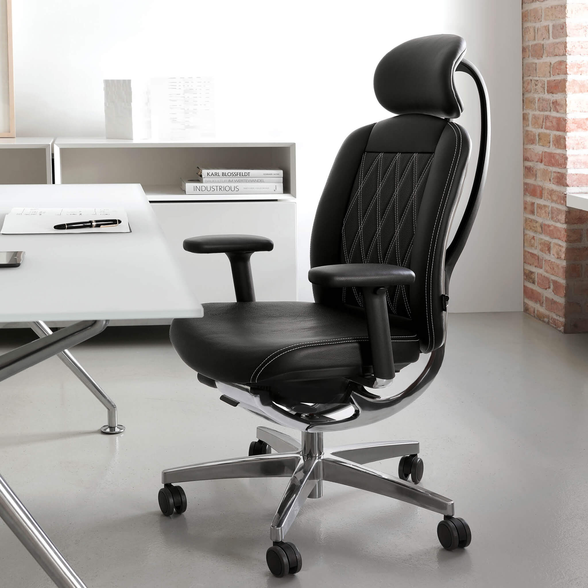 Wagner AluMedic Limited S Chefsessel mit Lederbezug und Kopfstütze