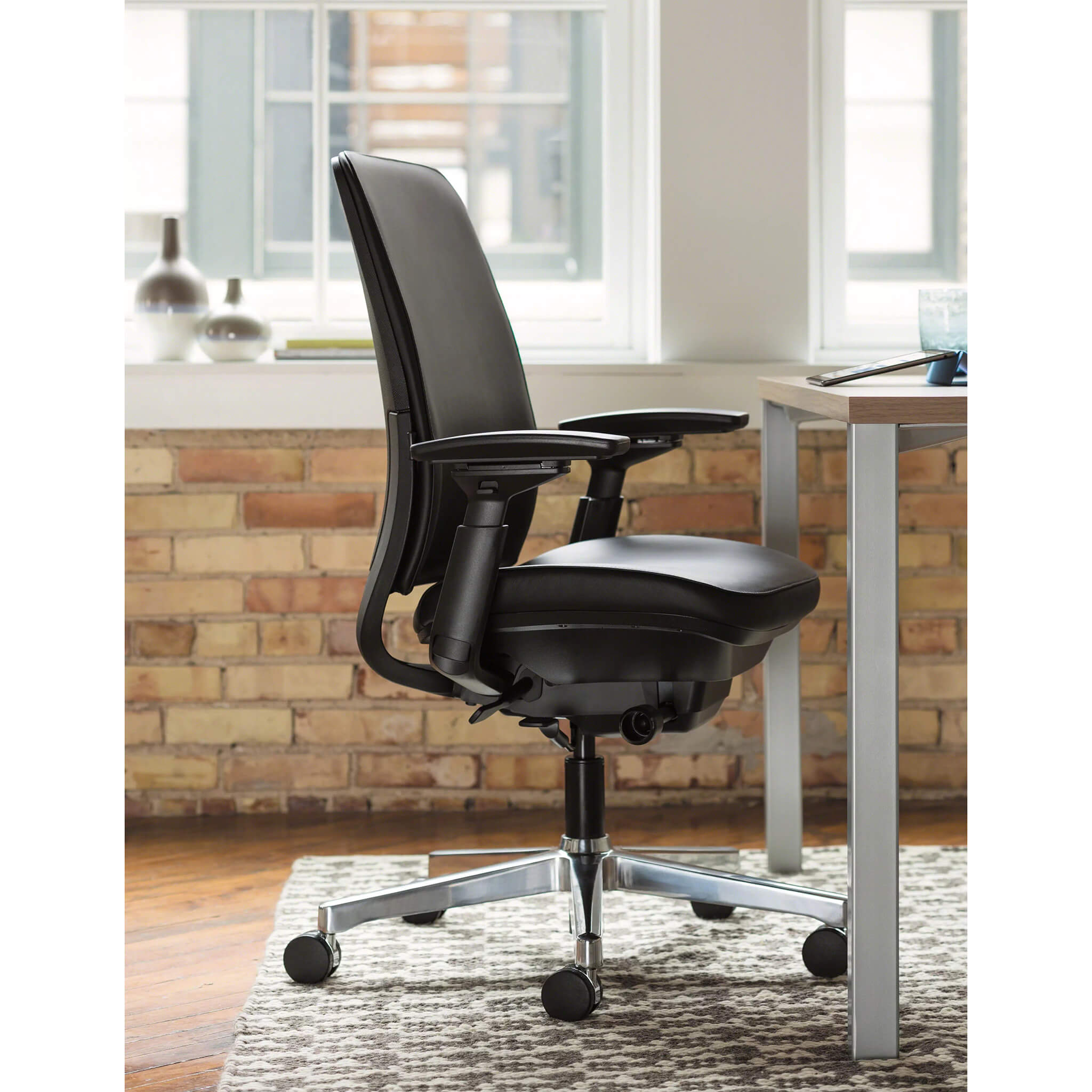 Steelcase AMIA Bürostuhl mit Armlehnen, schwarzes Farbschema, 3D-konfigurierbar