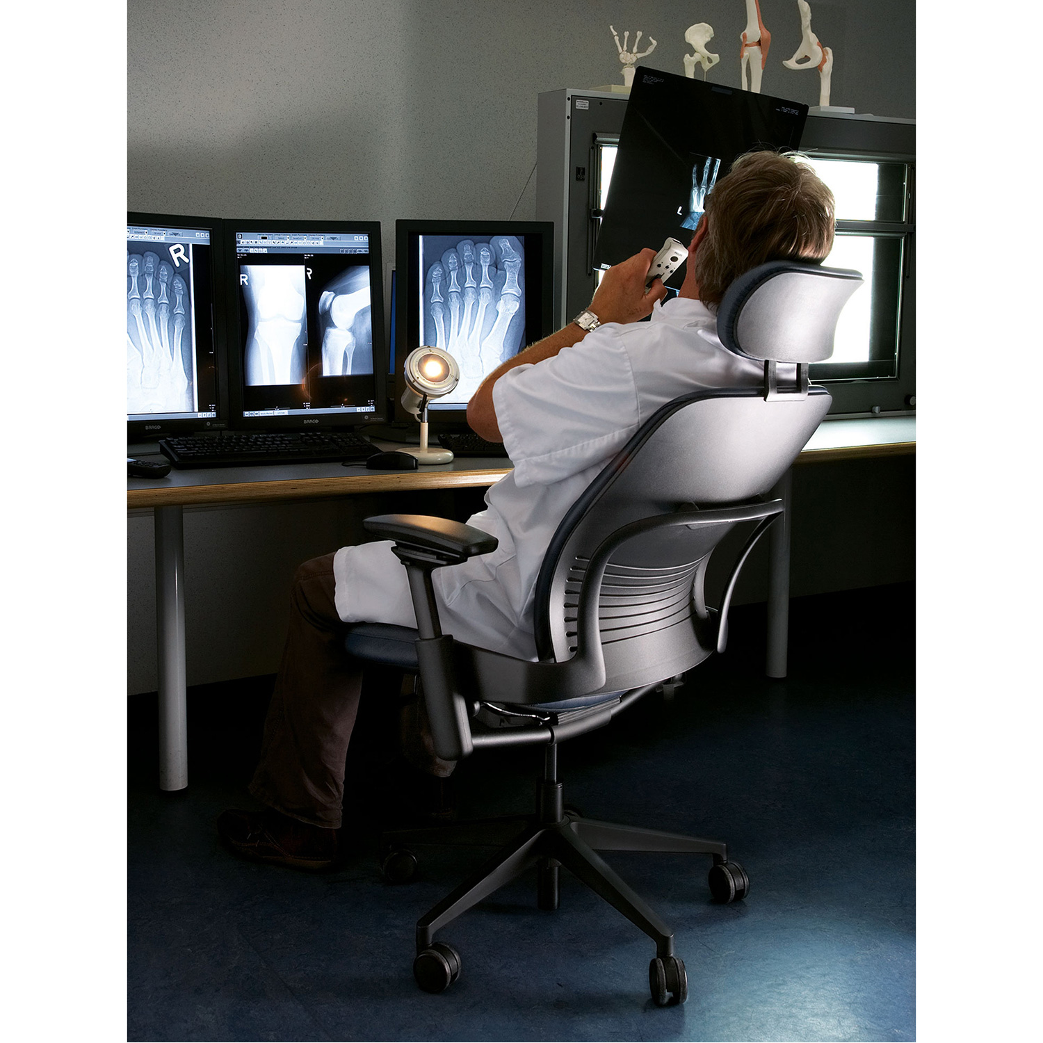 Steelcase Leap V2 Arbeitsstuhl mit Kopfstütze und Armlehnen