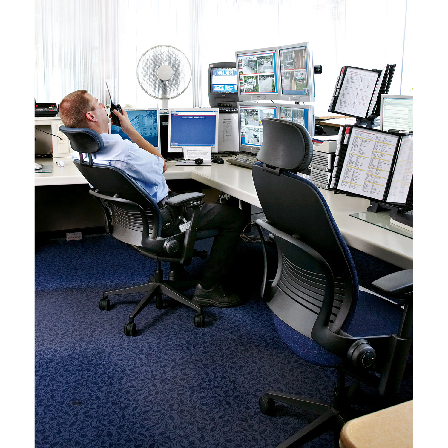 Steelcase LEAP V2 Bürostuhl BLACK EDITION mit Armlehnen und Wollbezug FAME