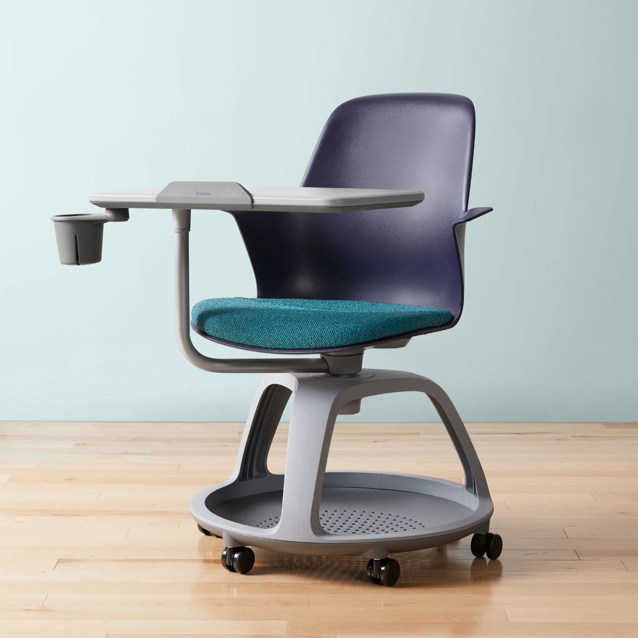 Steelcase NODE Seminarstuhl auf Rollen mit Schreibplatte und Ablagefläche
