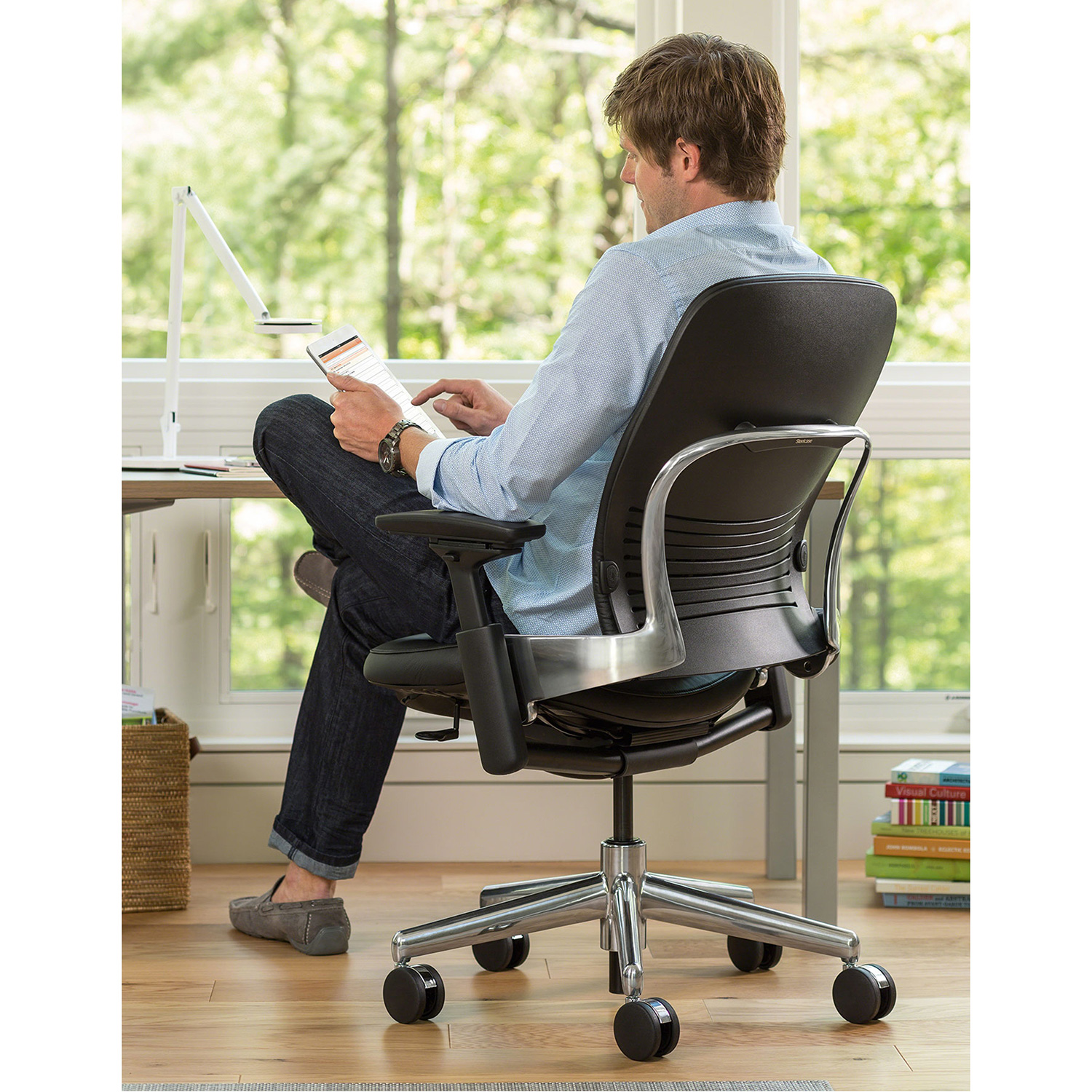 Steelcase LEAP V2 Bürostuhl mit Armlehnen und Lordosenstütze
